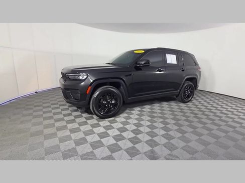 Used 2025 Jeep Grand Cherokee Altitude RWD image 49