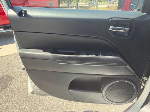 Used 2016 Jeep Patriot Latitude FWD image 8