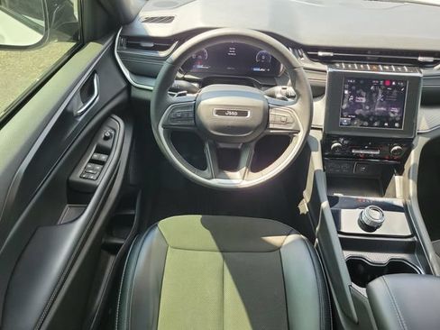 Used 2024 Jeep Grand Cherokee Altitude AWD/4WD image 9