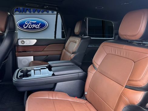 Used 2023 Lincoln Navigator Reserve AWD/4WD image 12