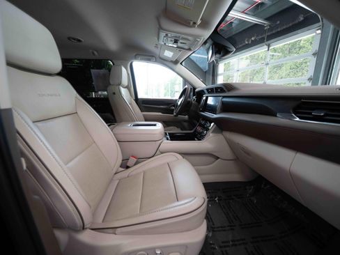 Used 2023 GMC Yukon XL Denali AWD/4WD image 26