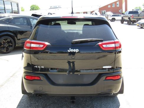Used 2018 Jeep Cherokee Latitude Plus AWD/4WD image 4