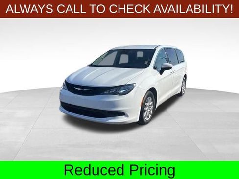 Used 2023 Chrysler Voyager LX FWD image 3