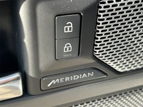 Used 2024 Land Rover Defender 130 X-Dynamic SE image 27