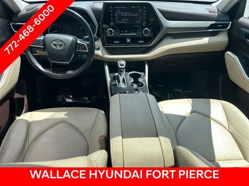 Used 2020 Toyota Highlander XLE FWD image 19