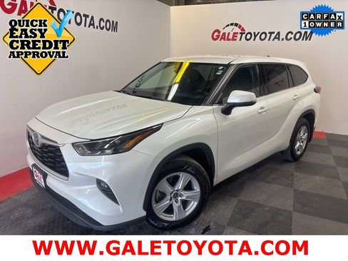 Used 2022 Toyota Highlander LE image 1