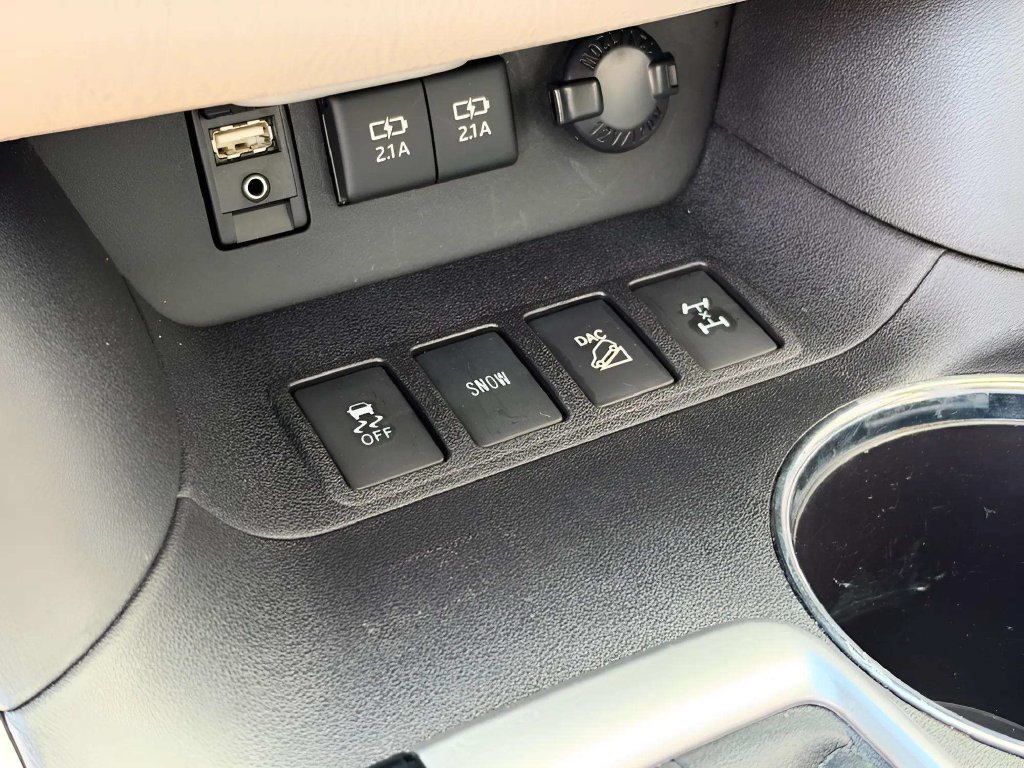Used 2018 Toyota Highlander Limited AWD/4WD image 24