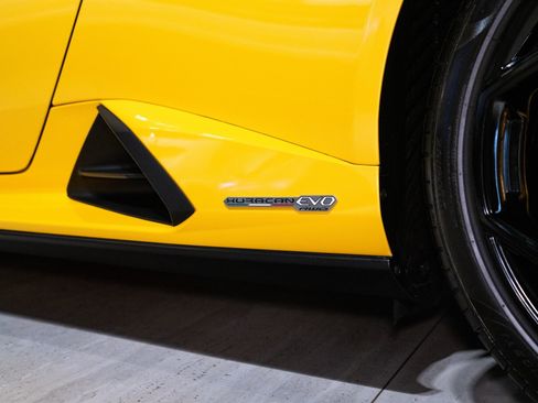 Used 2021 Lamborghini Huracan EVO RWD image 11