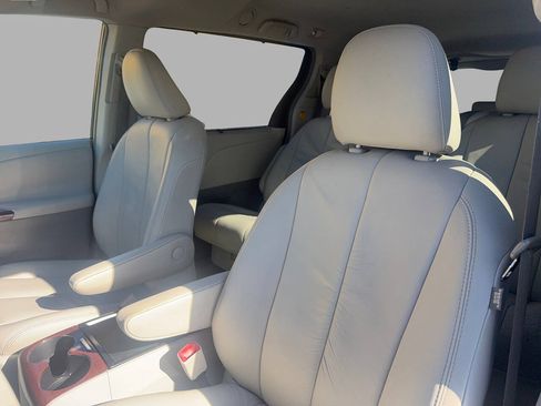 Used 2011 Toyota Sienna XLE FWD image 15