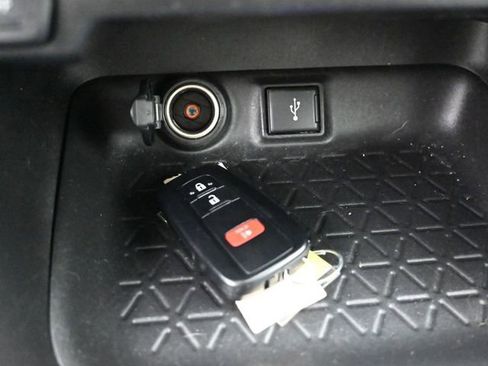 Used 2022 Toyota RAV4 XLE image 16