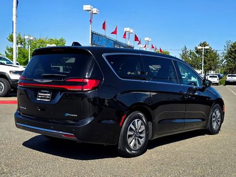 Used 2024 Chrysler Pacifica Select image 4