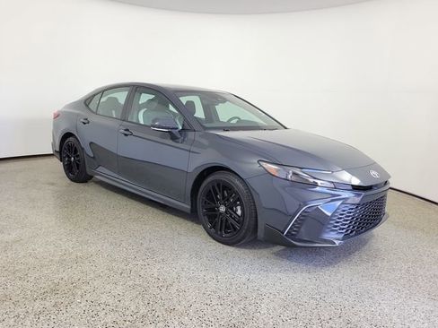 Used 2025 Toyota Camry SE FWD image 4