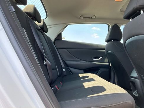 Used 2025 Hyundai Elantra SEL FWD image 19