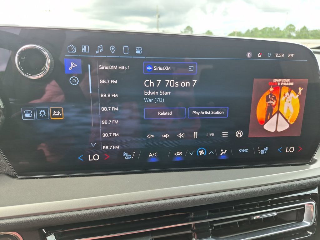 Used 2025 Chevrolet Traverse LT FWD image 22