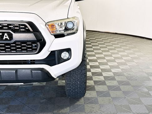 Used 2018 Toyota Tacoma TRD Off-Road AWD/4WD image 9