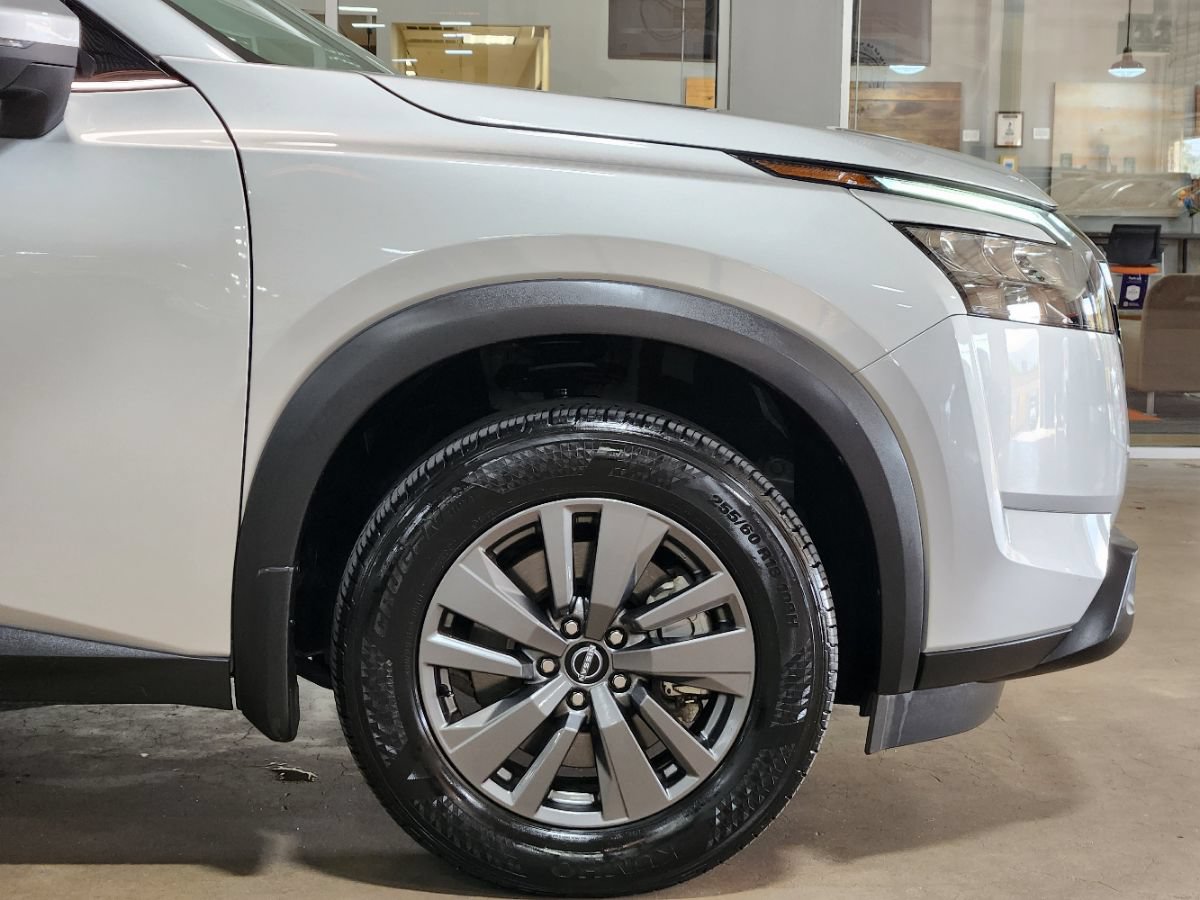 Used 2025 Nissan Pathfinder SV w/ Black Appearance Package FWD image 17
