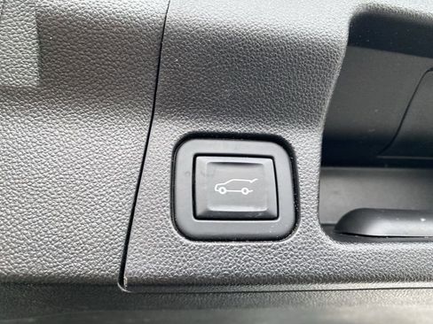 Used 2023 GMC Acadia SLT w/ Elevation Edition image 17