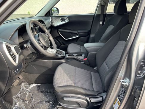 Used 2025 Kia Soul LX w/ LX Technology Package FWD image 25