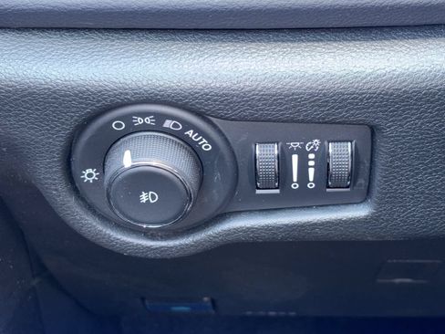 Used 2025 Chrysler Pacifica Select FWD image 15