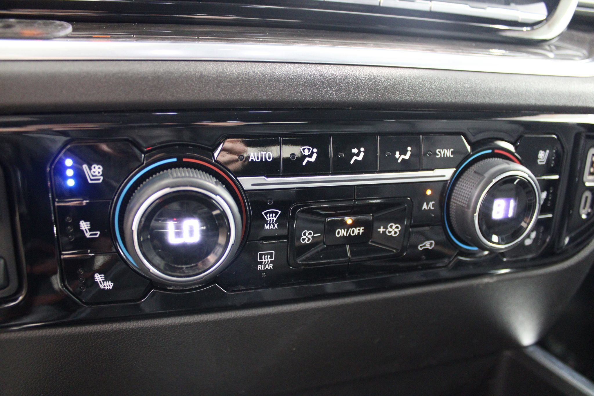 Used 2024 Chevrolet Silverado 1500 LTZ AWD/4WD image 33