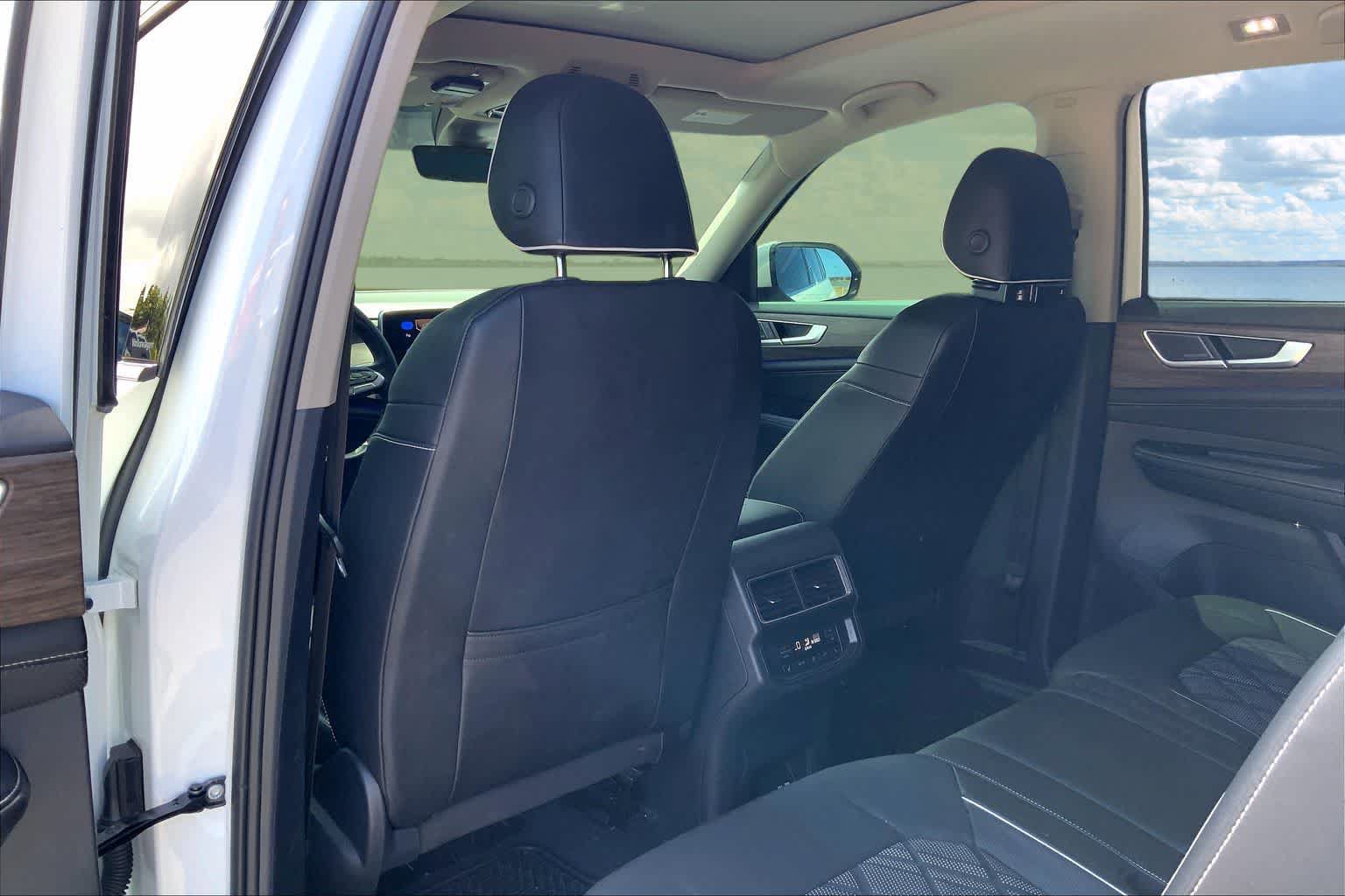Used 2025 Volkswagen Atlas SEL Premium R-Line AWD/4WD image 12