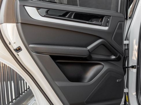 Certified 2025 Porsche Cayenne image 27