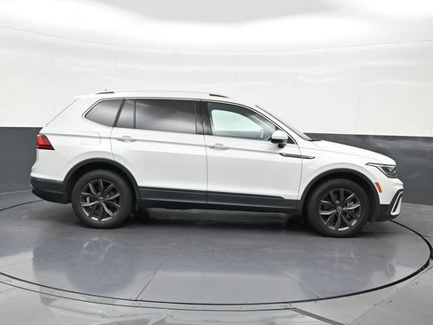 Used 2023 Volkswagen Tiguan SE w/ Panoramic Sunroof Package FWD image 7