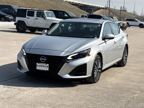 Used 2024 Nissan Altima 2.5 SV w/ SV Premium Package image 12