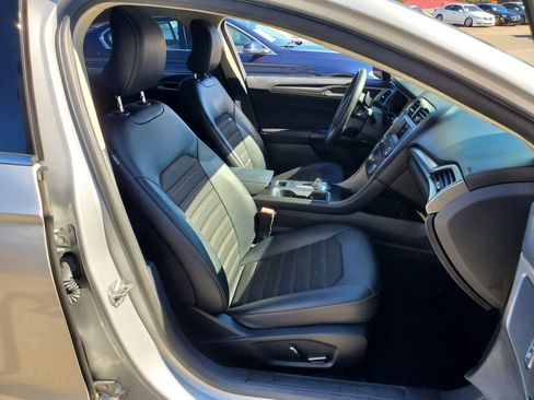 Used 2017 Ford Fusion SE w/ Equipment Group 201A image 2