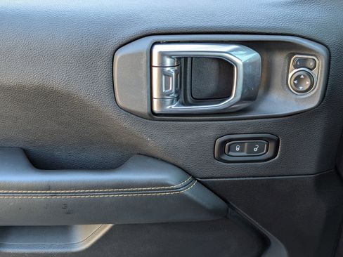 Used 2025 Jeep Wrangler Sahara image 15