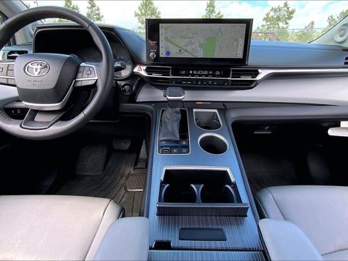 Used 2025 Toyota Sienna XLE w/ XLE Plus Package image 15