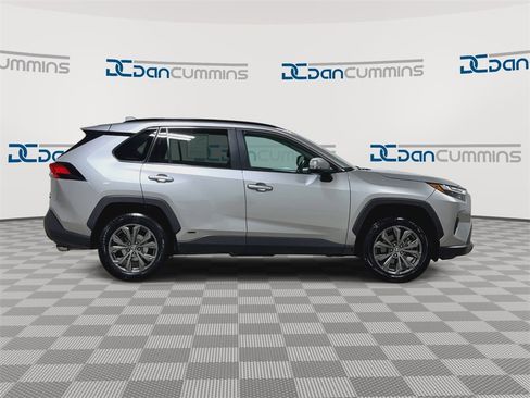 Used 2022 Toyota RAV4 XLE Premium image 9