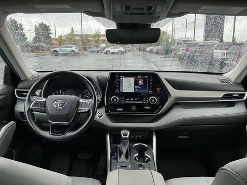 Used 2020 Toyota Highlander XLE AWD/4WD image 28