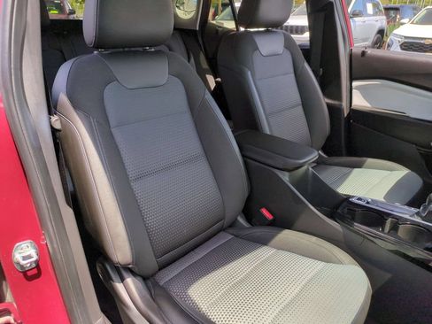 Used 2025 Chevrolet Trax LT w/ LT Convenience Package FWD image 30
