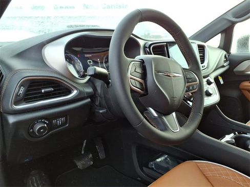 New 2026 Chrysler Pacifica Pinnacle image 14