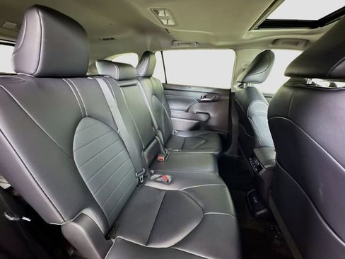 Certified 2023 Toyota Highlander XLE image 29