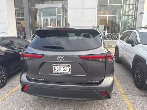 Used 2022 Toyota Highlander XLE AWD/4WD image 5