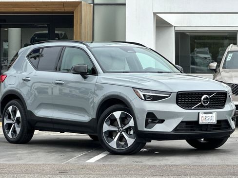 Used 2026 Volvo XC40 B5 Plus AWD/4WD image 2