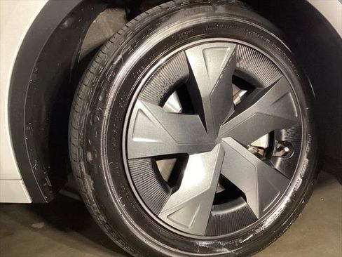 Used 2024 Toyota Prius Prime SE image 5