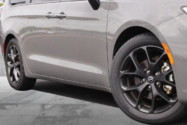 Used 2025 Chrysler Pacifica Limited FWD image 3