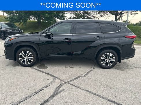 Used 2022 Toyota Highlander XLE AWD/4WD image 9