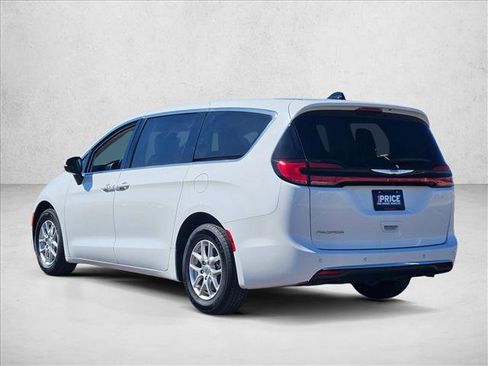 Used 2023 Chrysler Pacifica Touring-L FWD image 8