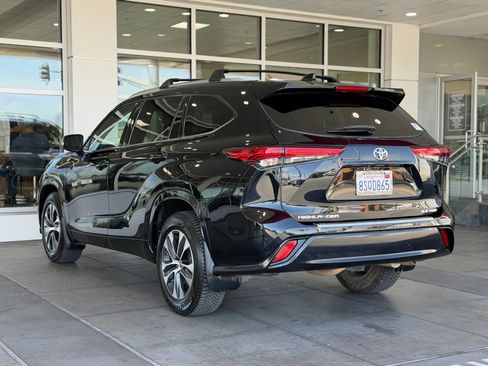 Certified 2020 Toyota Highlander XLE AWD/4WD image 9