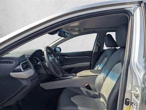 Used 2018 Toyota Camry XLE FWD image 11
