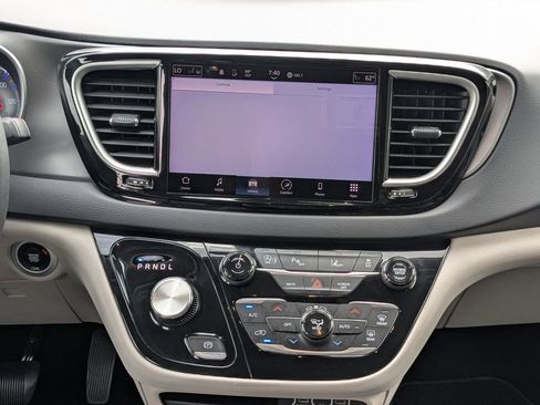 Used 2023 Chrysler Pacifica Touring-L FWD image 17