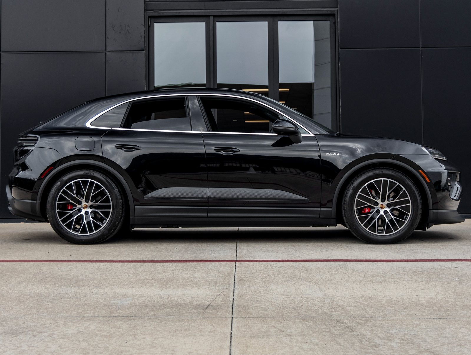 Certified 2025 Porsche Macan 4S Electric AWD/4WD image 12