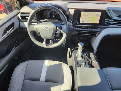 Used 2025 Toyota Camry SE image 16