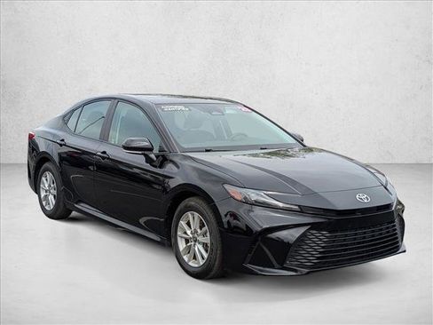 Used 2025 Toyota Camry LE image 3