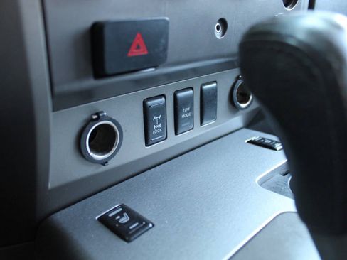 Used 2005 Nissan Titan LE w/ (R02) LE Off-Road Pkg image 44