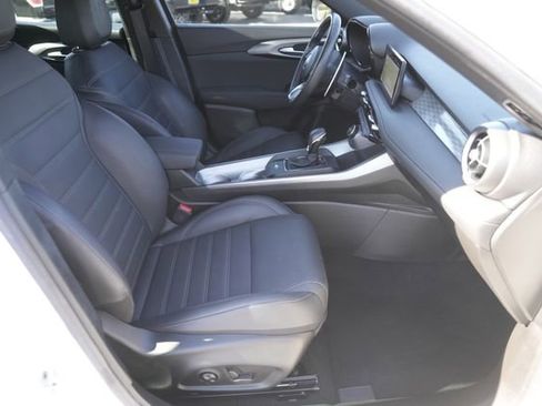 Used 2024 Alfa Romeo Tonale Veloce w/ Premium Interior Package image 18